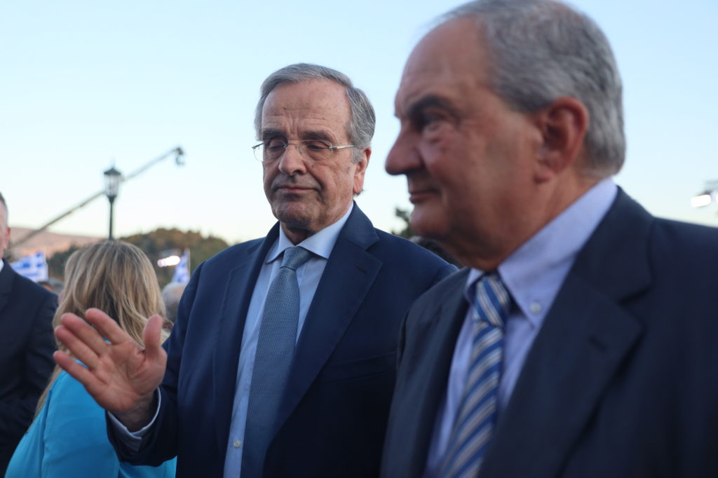 Το Μαξίμου δεν σχολιάζει Σαμαρά και Καραμανλή, αλλά στο παρασκήνιο ακούγεται: «Δεν έβαλαν πλάτη στις ευρωεκλογές»