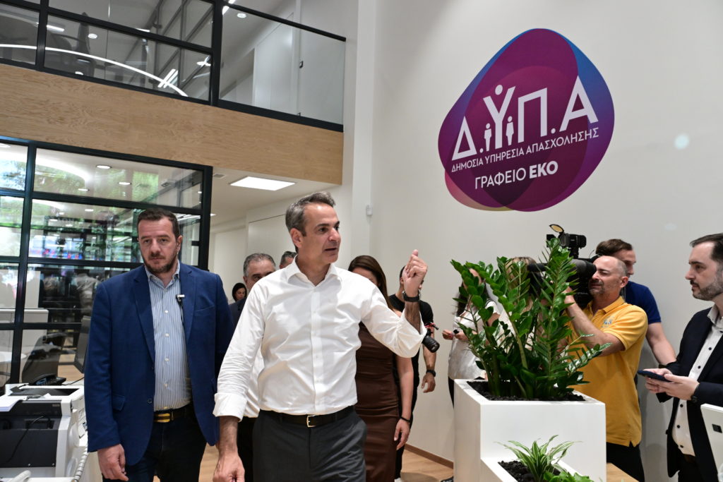Τσεκούρι από τον Σεπτέμβριο στα επιδόματα ανεργίας – Η κυβέρνηση βάζει φωτιά σε ένα από τα τελευταία μετερίζια του κοινωνικού κράτους