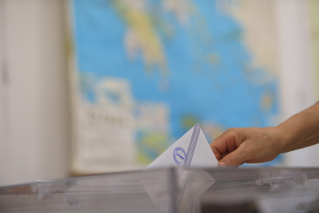 Η σκληρή αριθμητική της κάλπης: Οι απώλειες, οι συγκρίσεις και το «ελατήριο» της αποχής
