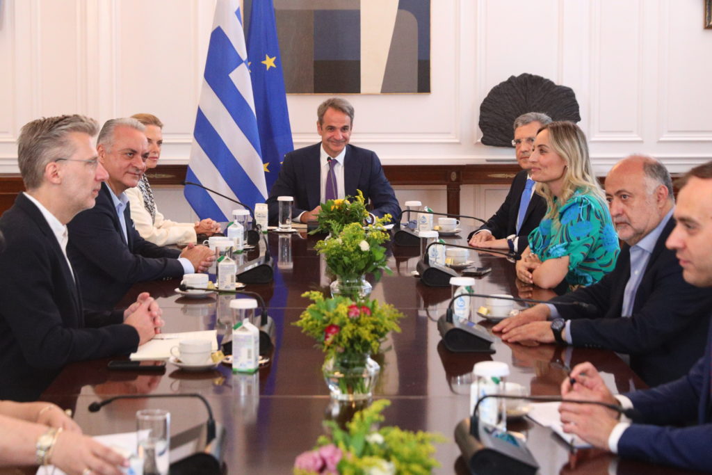 Μαξίμου: «Κόντυνε» τον Μεϊμαράκη – Νέα επικεφαλής της ευρωομάδας της ΝΔ η Βόζεμπεργκ