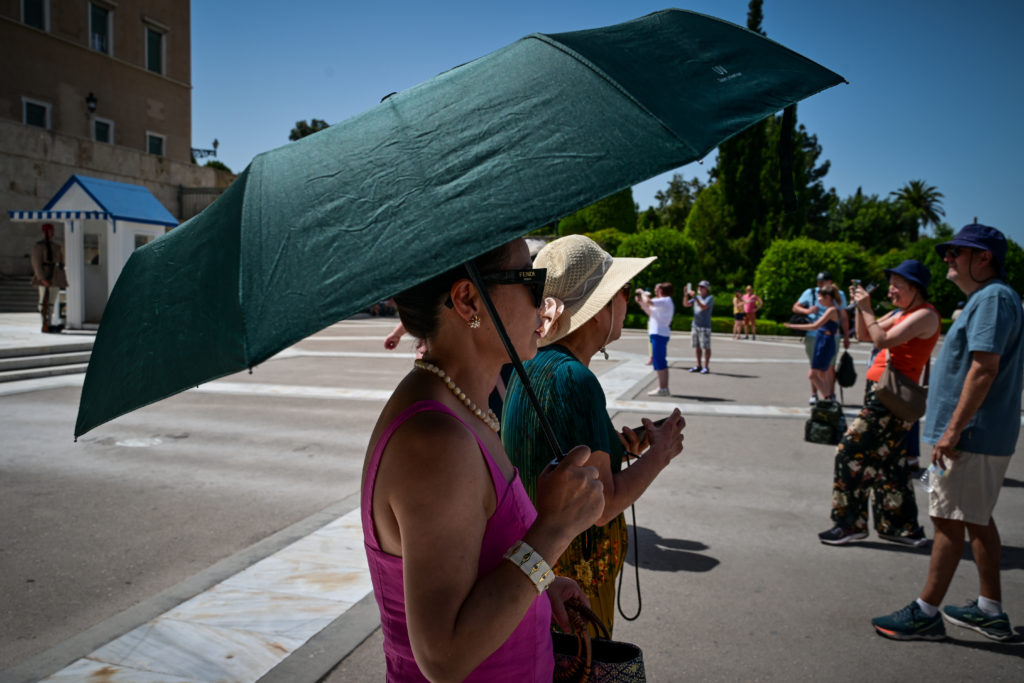 Καύσωνας: Ξεπέρασε τους 41 °C η θερμοκρασία – Επιασε 40 βαθμούς η Αττική – Τι προβλέπεται για την Τετάρτη