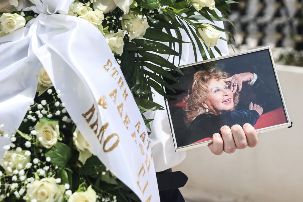 Δέσποινα Στυλιανοπούλου: Σε κλίμα συγκίνησης το τελευταίο αντίο στη σπουδαία ηθοποιό (Photos – Video)