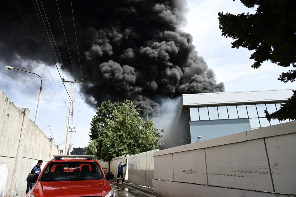 Χάος στην Κηφισιά: Φλόγες και σε δεύτερο εργοστάσιο – Παρενέβη η πυρεσβεστική
