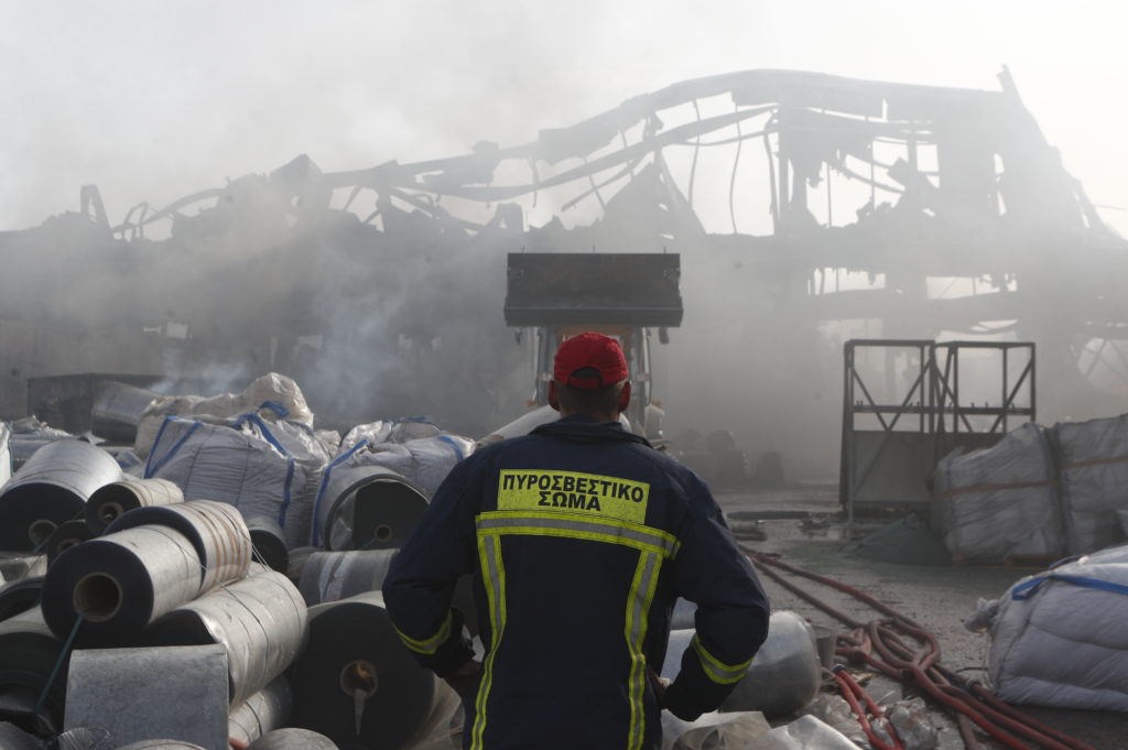 Κηφισιά: Eπικίνδυνη η ατμόσφαιρα από τους τοξικούς καπνούς – Υπό μερικό έλεγχο η φωτιά στο εργοστάσιο PAL (Photos)