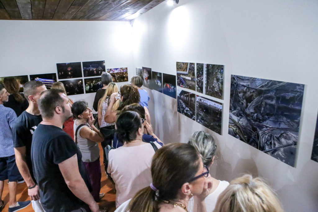 Εγκλημα στα Τέμπη: Εκθεση φωτογραφίας στη Λάρισα – Καρυστιανού: Να μη ξαναζήσουμε νέα Τέμπη (Photos-Video)