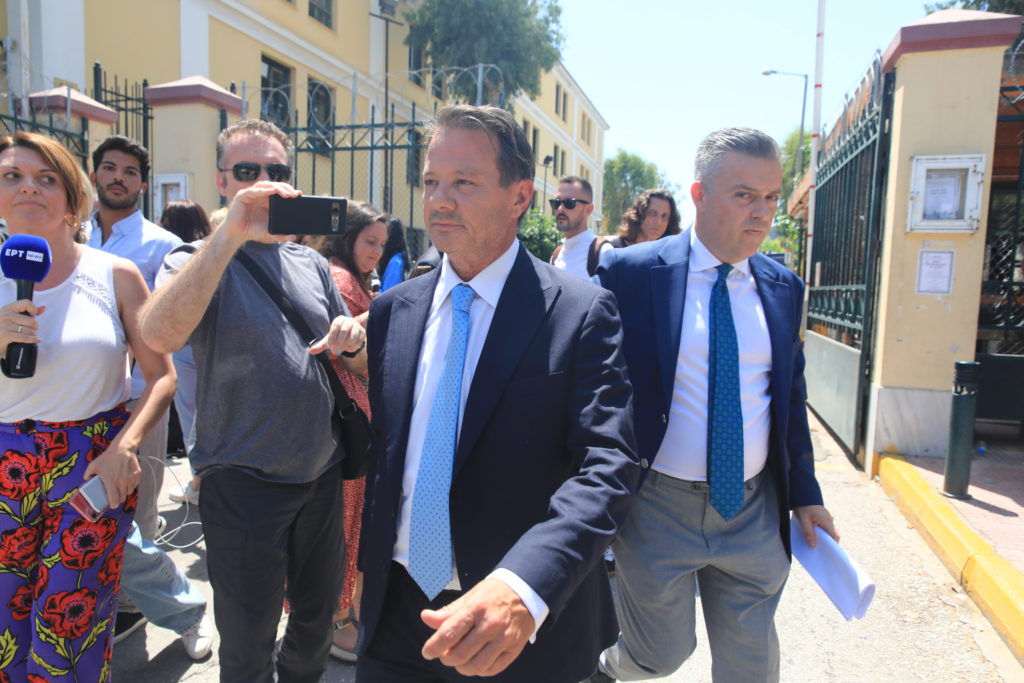 Παραδόθηκε ο Απόστολος Λύτρας – Ισχυρίζεται ότι δεν έστειλε απειλητικό μήνυμα (Video)