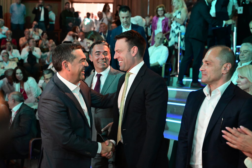Κασσελάκης – Τσίπρας: Η χειραψία τους στη Διεθνή Διάσκεψη για την Ειρήνη και τη Βιώσιμη Ανάπτυξη (Photos – Video)