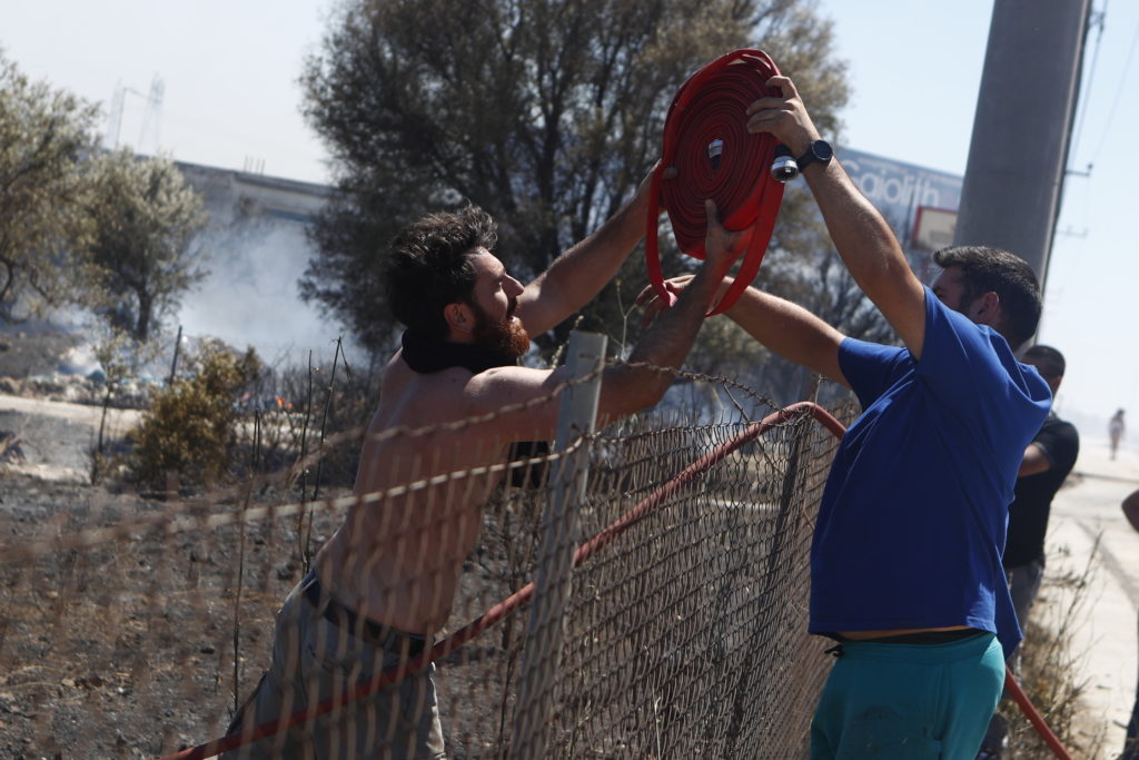 Εποχικοί πυροσβέστες κατά Κικίλια: «Που είναι οι εξοπλισμοί, που διαφήμιζε από τον Φεβρουάριο;»