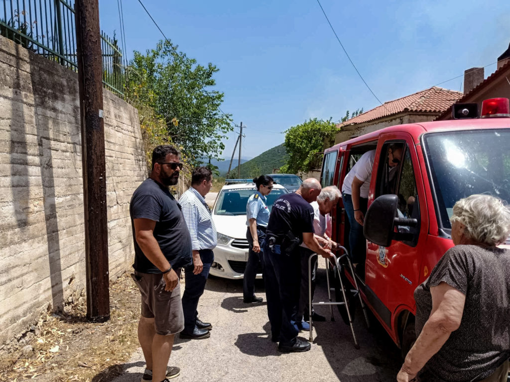 Σαλαμίνα: Υπό μερικό έλεγχο τέθηκε φωτιά – Δύο τραυματίες πυροσβέστες