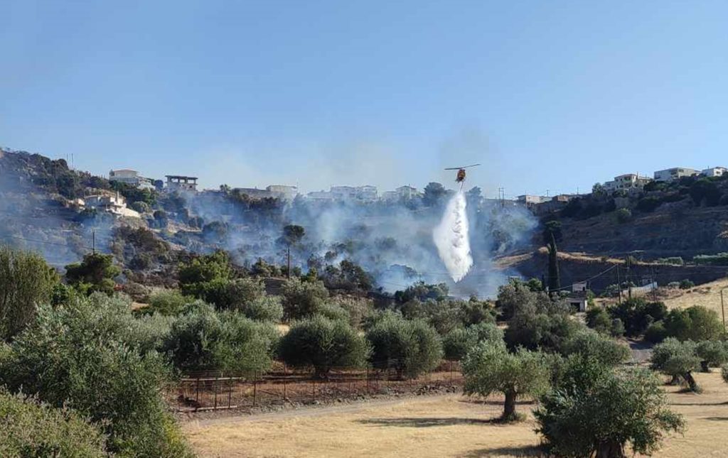 Φωτιές: Αναζωπύρωση στη Βαλμοράχη Ηλείας – Διάσπαρτες εστίες σε Λάττα και Πρόδρομο (Video)