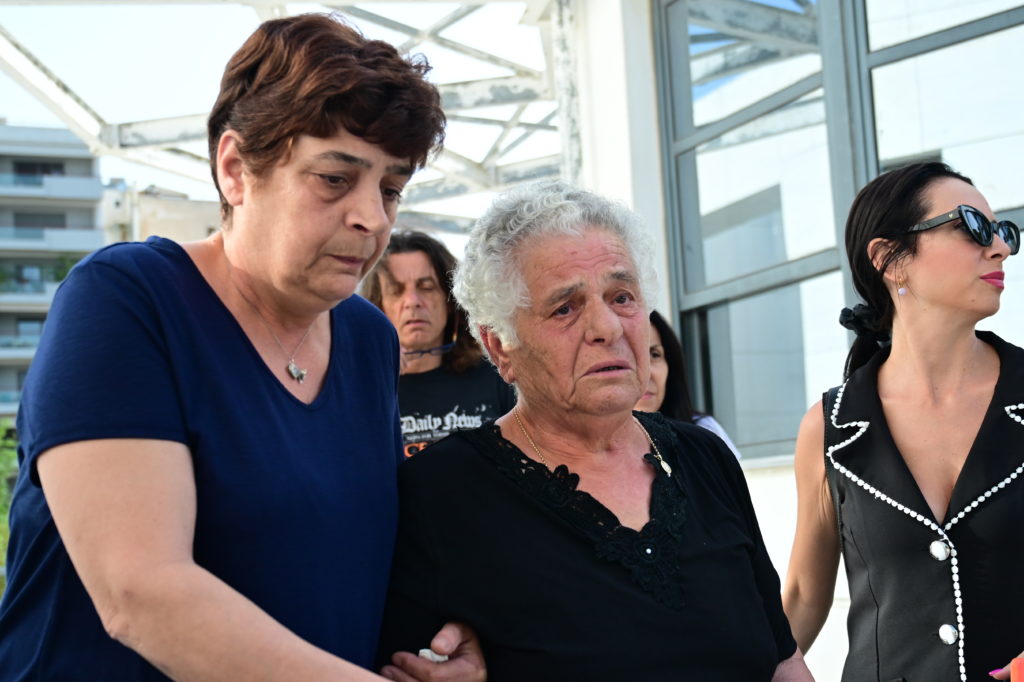 Δολοφονία Καραϊβάζ: «Το μόνο που θέλω είναι να βρεθούν οι δολοφόνοι του γιου μου», λέει η μητέρα του (Photos – Video)