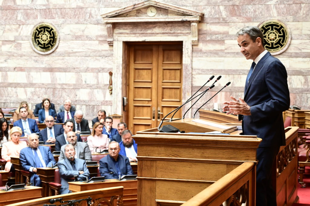 Σφυροκόπημα κατά Μητσοτάκη από τους βουλευτές του: «Θα μας καταπιεί η ιστορία όπως τον Μακρόν»