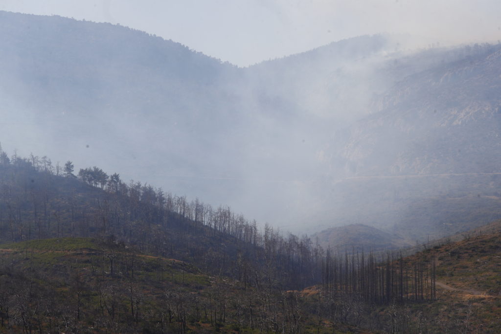 Πάρνηθα: Βελτιωμένη η εικόνα, χωρίς ενεργό μέτωπο η φωτιά (Video)