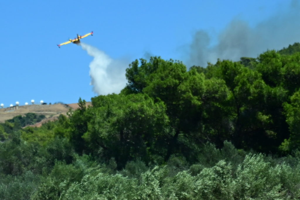 Κερατέα: Εκτός ελέγχου η μεγάλη φωτιά στην Πλάκα – Καίγονται σπίτια, εκκενώθηκαν 5 οικισμοί (Videos)