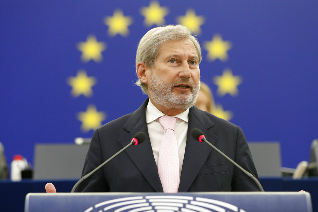 Επίτροπος Γιοχάνες Χαν: Να σεβαστούν όλοι τη Συμφωνία των Πρεσπών