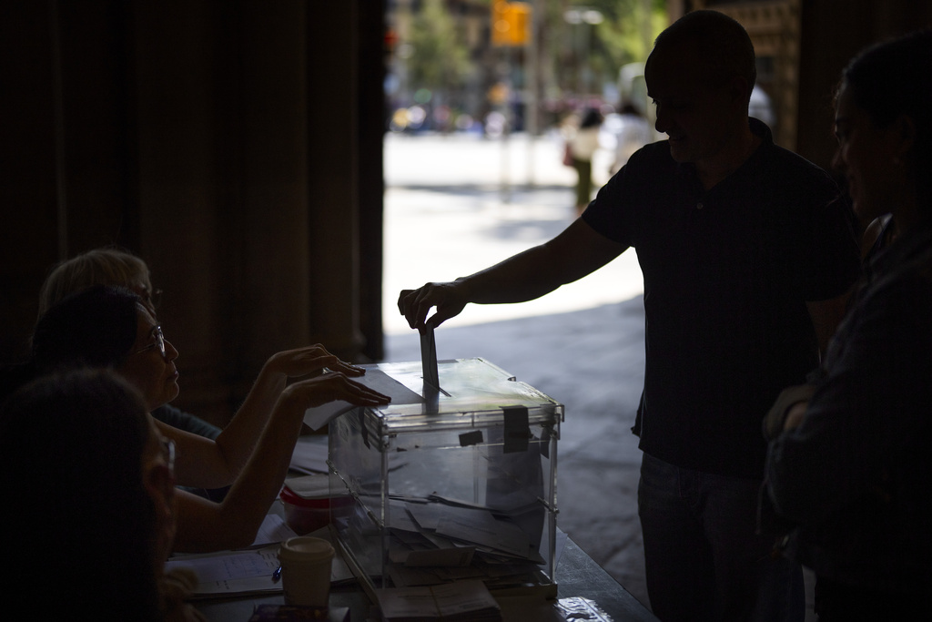 Ισπανία: Όχι ένα, αλλά δύο ακροδεξιά κόμματα μπαίνουν στην Ευρωβουλή – Ο Youtuber που συνέκρινε «ντομάτες με μετανάστες»