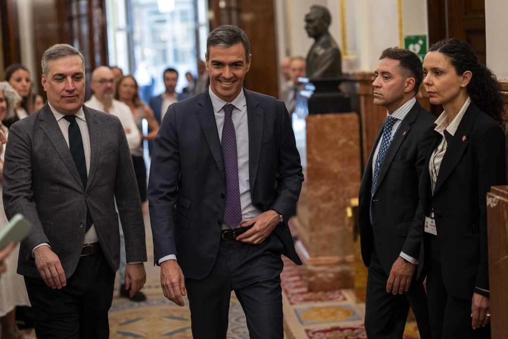 Ισπανία: Μετά την σύζυγο του Πέδρο Σάντσεθ, τώρα και ο αδερφός του Νταβίντ γίνεται στόχος μήνυσης από την ακροδεξιά