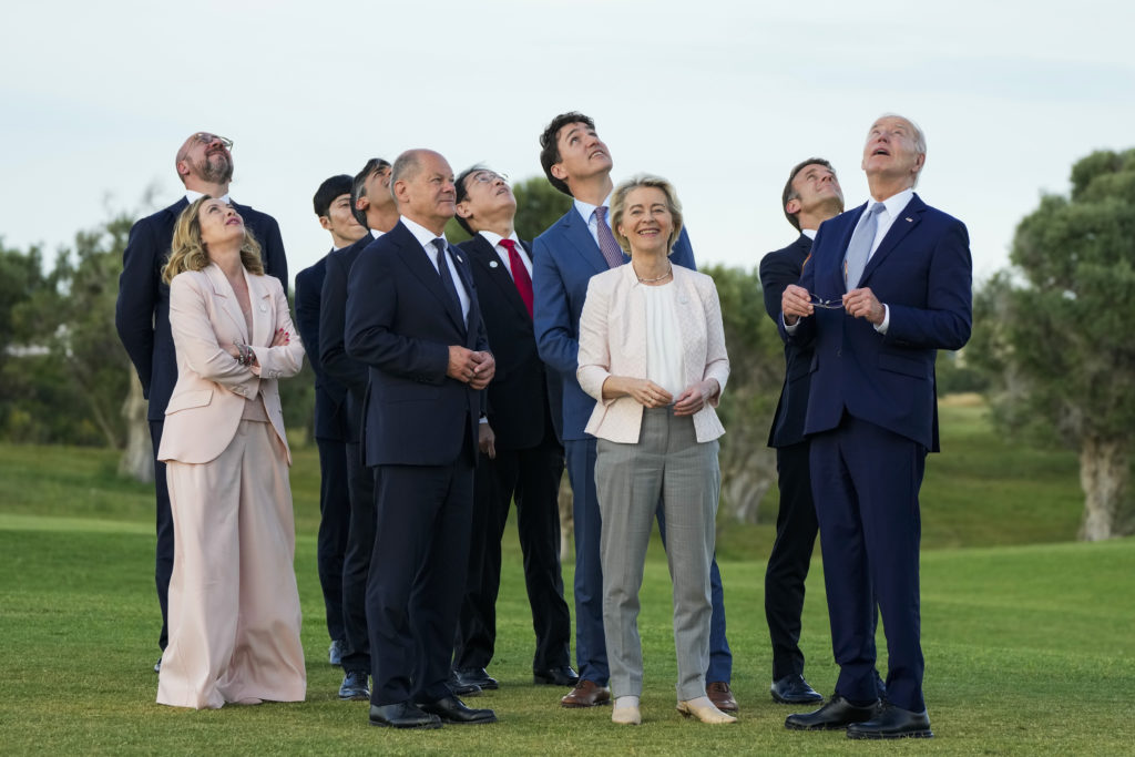 G7: Ο Μπάιντεν πάλι «χάνεται στο κενό» – Το video που κάνει το γύρο του κόσμου