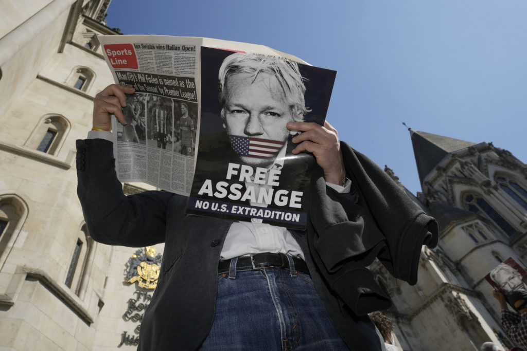 Τζούλιαν Ασάνζ: Ο ιδρυτής του WikiLeaks που τάραξε γερά κυβερνήσεις, ΜΜΕ και κοινή γνώμη τα τελευταία 14 χρόνια