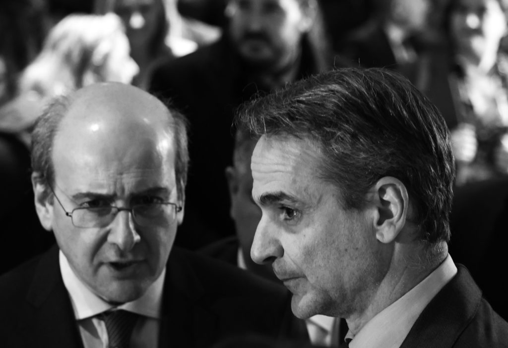 Κυβέρνηση Μητσοτάκη: Δειλά επικοινωνιακά πυροτεχνήματα με ΦΠΑ και έκτακτη φορολόγηση των διυλιστηρίων