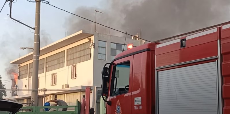 Μεγάλη φωτιά τώρα σε εργοστάσιο στον Βοτανικό (Video)