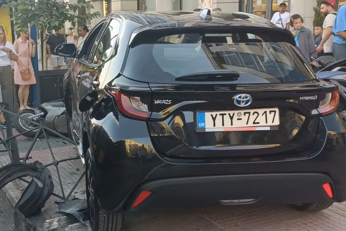 Τροχαίο σοκ στην Κηφισίας: Αυτοκίνητο έπεσε πάνω σε πεζούς – Δύο τραυματίες (Video)