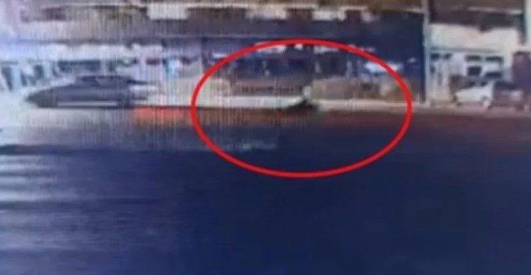 Λεωφόρος Αθηνών: Καρέ-καρέ η σοκαριστική παράσυρση της 17χρονης – Χτυπάει το κορίτσι, το εκτοξεύει αρκετά μέτρα μακριά και το εγκαταλείπει