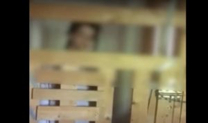 Καλαμάτα: Υπόθεση που θυμίζει «Κωσταλέξι» &#8211; 29χρονη ζει 7 χρόνια σε αυτοσχέδιο κλουβί (Video)