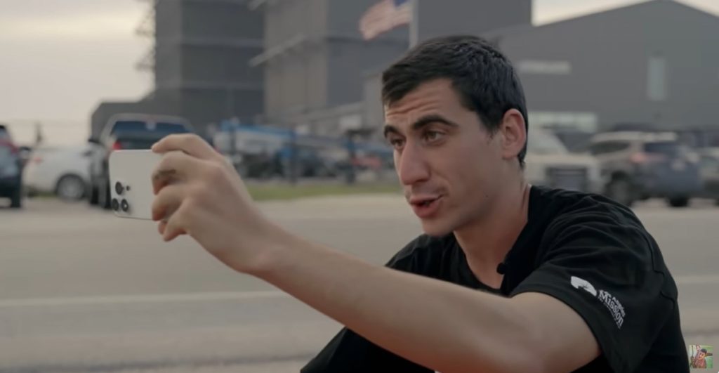 Από το YouTube… στην Ευρωβουλή: Όταν o Φειδίας επί 3 μήνες κοιμόταν έξω από τα γραφεία του Μασκ για να τον αγκαλιάσει (Video)