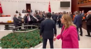 Τουρκία: «Ντου» και σπρωξίματα στην Εθνοσυνέλευση &#8211; Βουλευτές πιάστηκαν στα χέρια (Video)