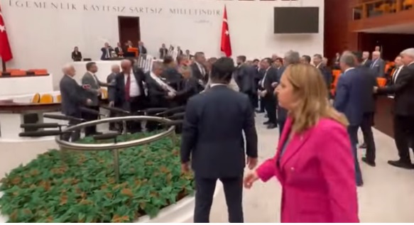 Τουρκία: «Ντου» και σπρωξίματα στην Εθνοσυνέλευση – Βουλευτές πιάστηκαν στα χέρια (Video)