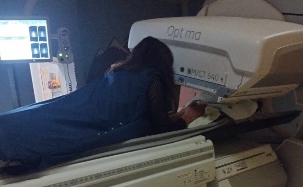 Συγκίνηση στο διαδίκτυο: Ακτινολόγος μπήκε μαζί με εγκαταλελειμμένο βρέφος στον αξονικό τομογράφο
