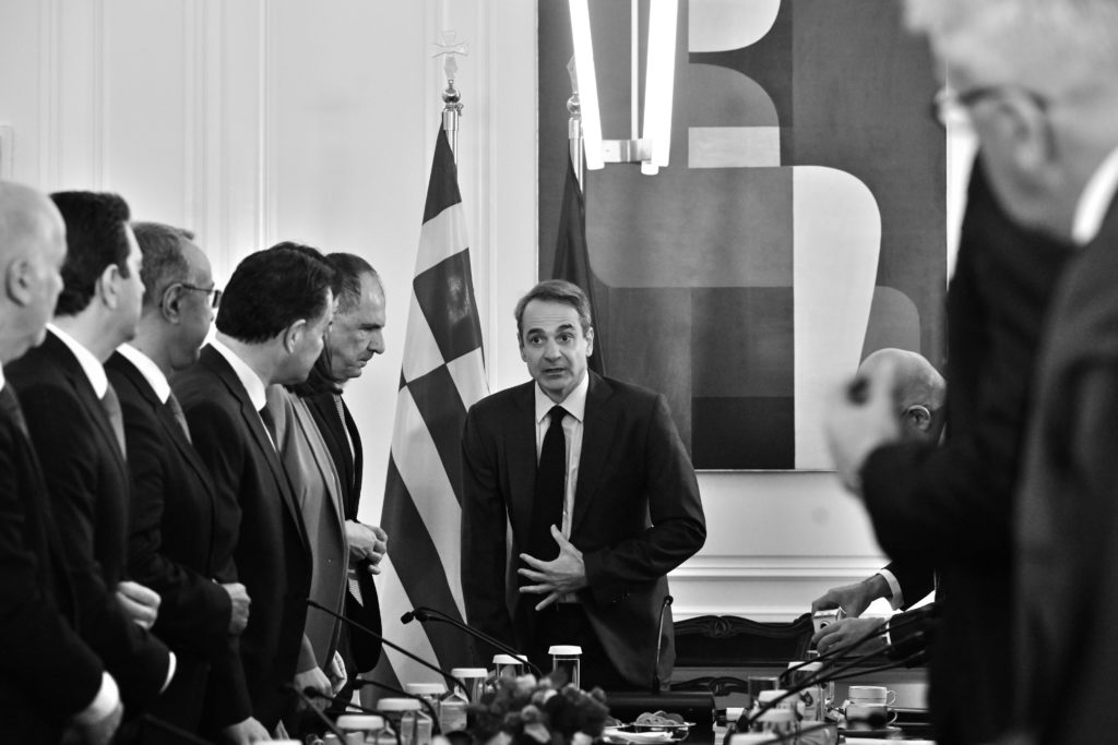 Ανασχηματισμός και γαλάζιες «μουσικές καρέκλες»: Ο φόβος Μητσοτάκη μετά και το χαστούκι στην ευρωκάλπη