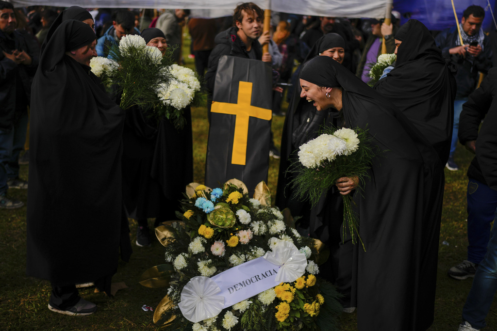 Σε ακραία λιτότητα η Αργεντινή: Εγκρίθηκαν οι ακροδεξιές οικονομικές μεταρρυθμίσεις του Μιλέι