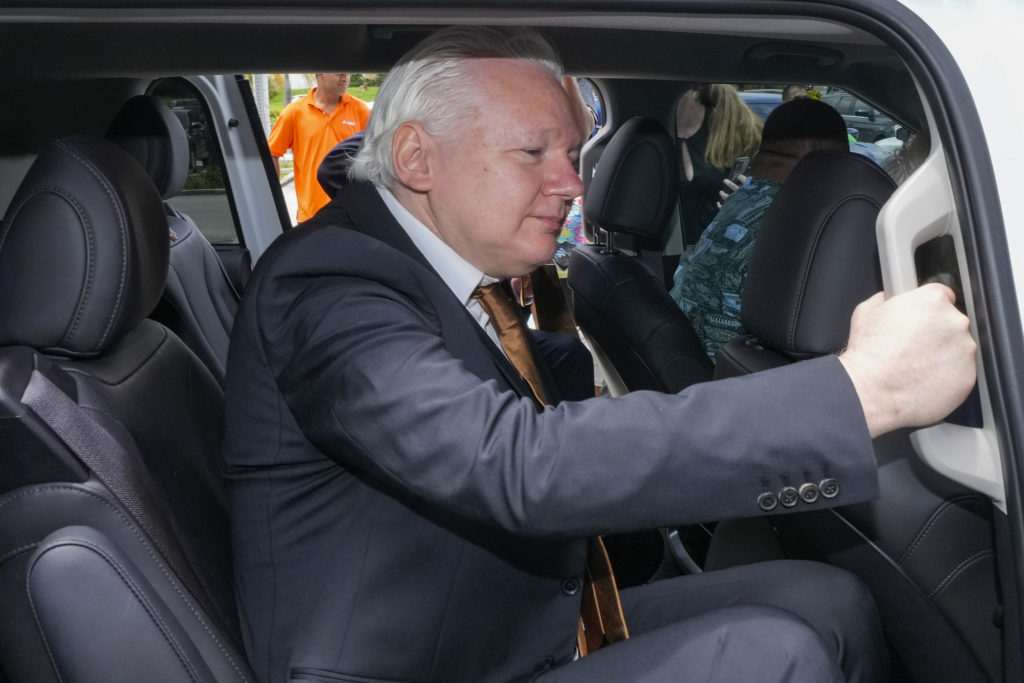 Corriere della Sera: «Ο Ασάνζ επιστρέφει στην Αυστραλία – Ο Μπάιντεν κλείνει την υπόθεση»
