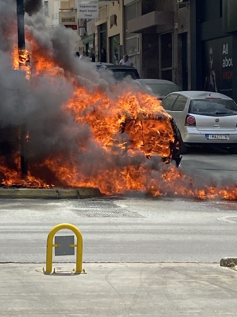 Αυτοκίνητο τυλίχθηκε στις φλόγες στη Νέα Σμύρνη (Videos)