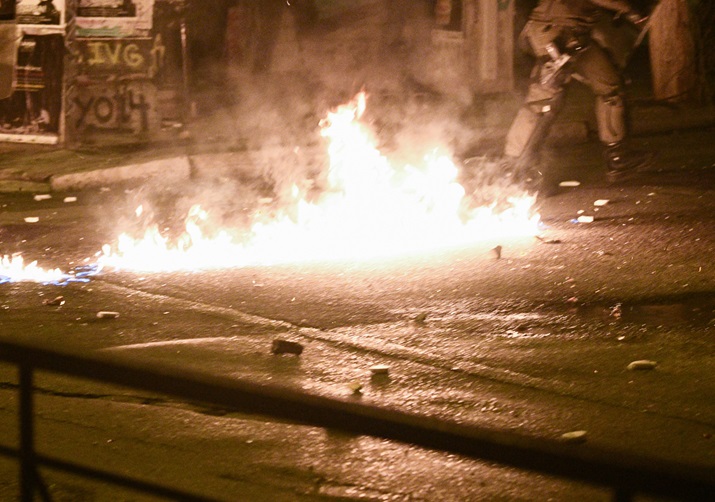 Επίθεση με μολότοφ έξω από το σπίτι της προέδρου του Αρείου Πάγου – Τραυματίστηκε αστυνομικός