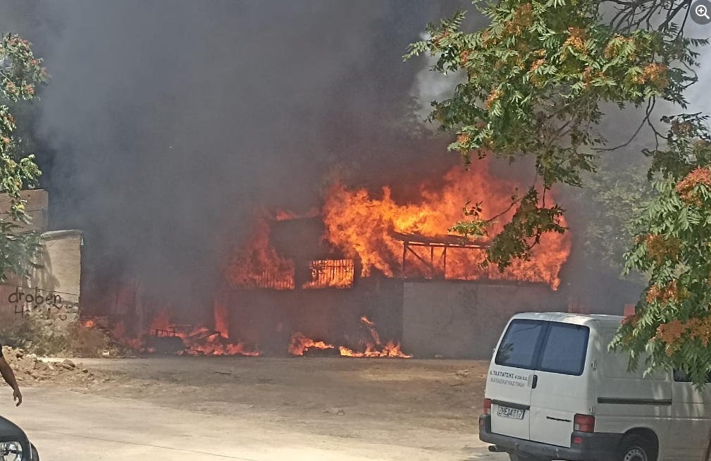 Φωτιά στο Μοσχάτο: Πυκνοί καπνοί σκέπασαν την περιοχή – «Κλείστε πόρτες και παράθυρα» (Photos)