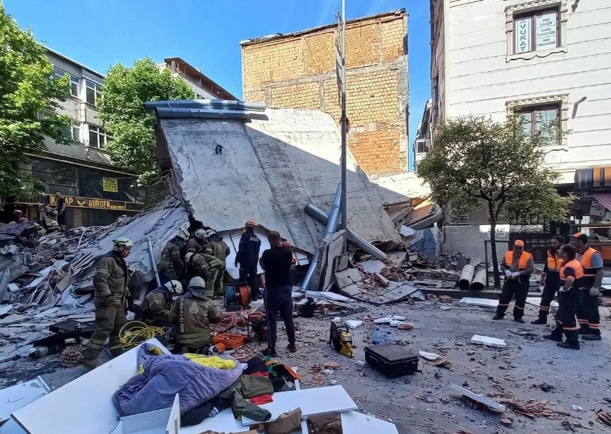 Κωνσταντινούπολη: Κατάρρευση 4ώροφης πολυκατοικίας – Εγκλωβισμένοι στα συντρίμμια (Video)