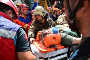 Κωνσταντινούπολη: Ένας νεκρός και δύο σοβαρά τραυματίες από την κατάρρευση κτιρίου (Video)