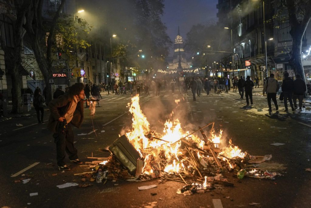 Αργεντινή: Επεισόδια και ταραχές στο Μπουένος Άιρες – Για μία ψήφο πέρασε το νέο πακέτο σκληρών μέτρων του Μιλέι