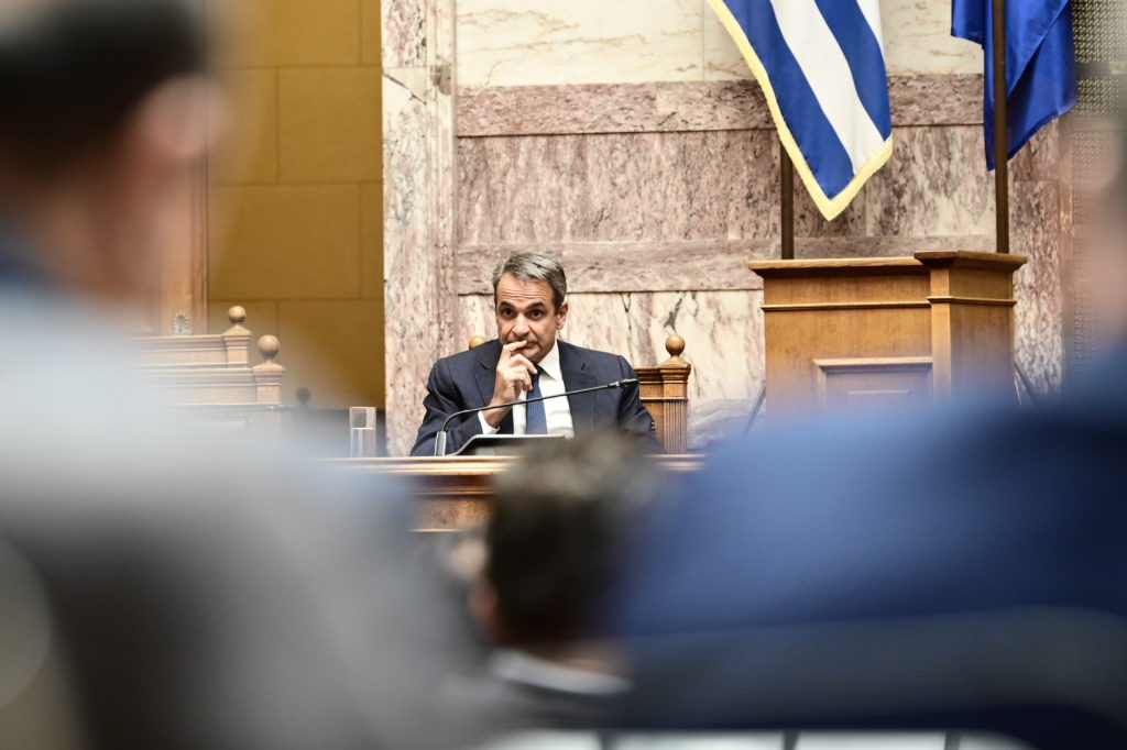 Μητσοτάκης: «Λαβωμένος» μετά το σφυροκόπημα στην ΚΟ – Εν αναμονή Σαμαρά – Καραμανλή