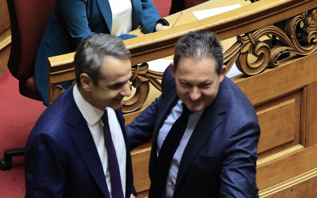 Χυδαιότητες Πέτσα: Ειρωνεύεται για το κλείσιμο της Αυγής – «Περαστικά σύντροφοι»