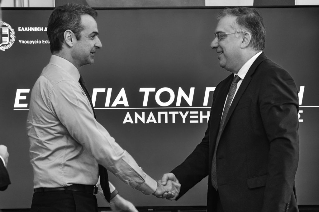 Με επίσκεψη στο υπ. Ανάπτυξης ο Μητσοτάκης τρέχει να στηρίξει τον Θεοδωρικάκο μετά τις αποκαλύψεις του Documento