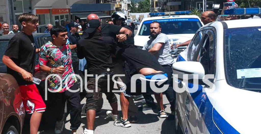 Ηλεία: Χάος έξω από το Δικαστικό Μέγαρο – Συγγενείς της 11χρονης «όρμησαν» στο περιπολικό που μετέφερε τον 37χρονο (Video)