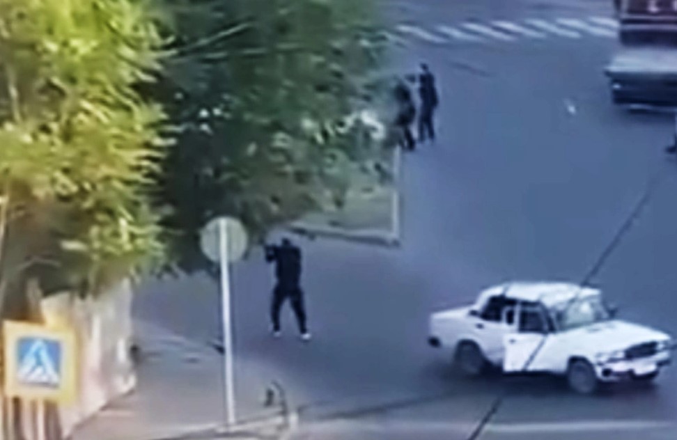 Ρωσία: Ένοπλοι άνοιξαν πυρ σε συναγωγή στην Ντέρμπεντ  – Νεκροί ένας ιερέας, αστυνομικοί και δύο δράστες (Video)