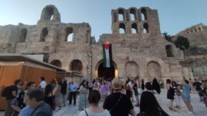 Καλλιτέχνες ανάρτησαν στο Ηρώδειο σημαία της Παλαιστίνης (Video)
