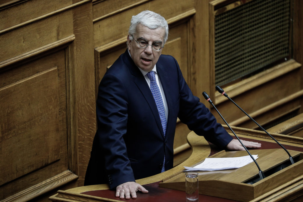 «Ξαναχτυπά» ο Σιμόπουλος: Ζητά «πάγωμα» του επιδόματος ανεργίας – «Να μη συνδέεται με την αύξηση του κατώτατου μισθού»