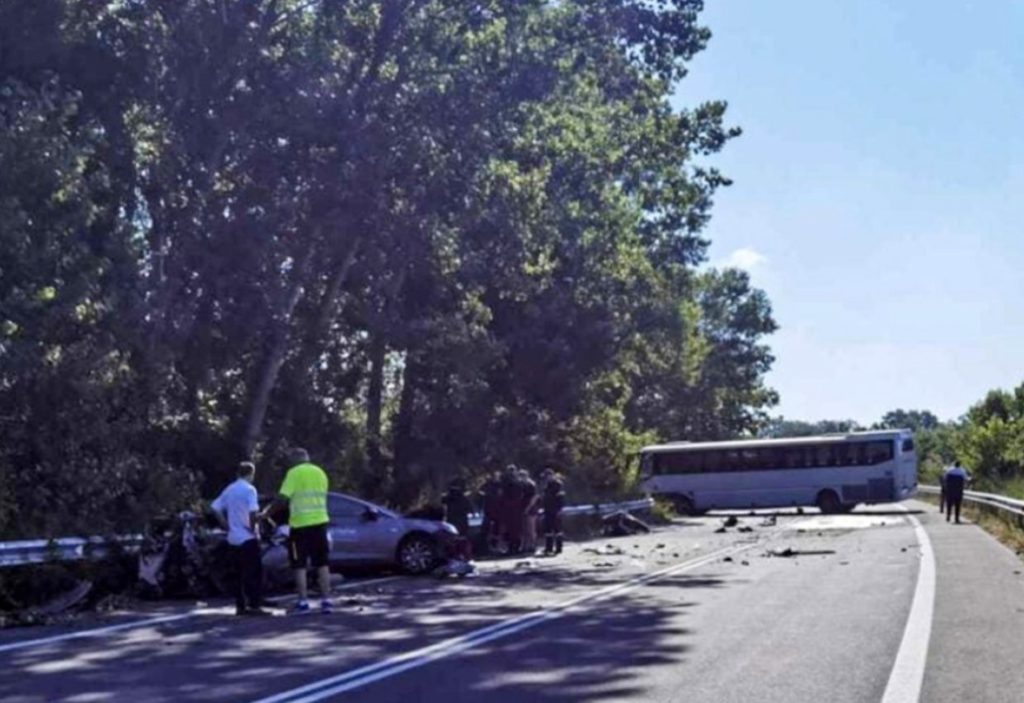 Ξάνθη: Τέσσερις νεκροί μετά από σφοδρή σύγκρουση λεωφορείου με ΙΧ (Video-Photos)