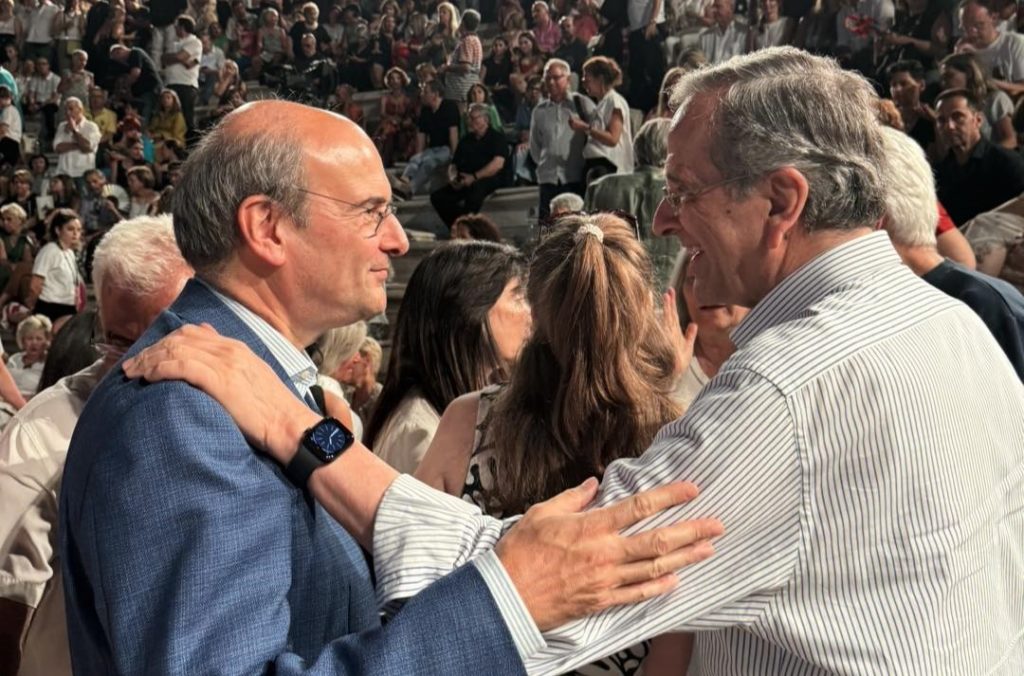 «Συνάντηση» Χατζηδάκη με Καραμανλή-Σαμαρά στην εκδήλωση προς τιμήν του Μίκη Πλέσσα